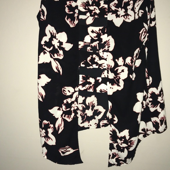 Black, white and pink flower top - Picture 4 of 4